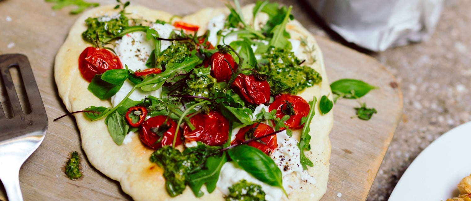 Grillpizza mit Büffelmozzarella, Kirschtomaten und Pesto