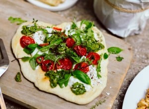 Grillpizza mit Büffelmozzarella, Kirschtomaten und Pesto