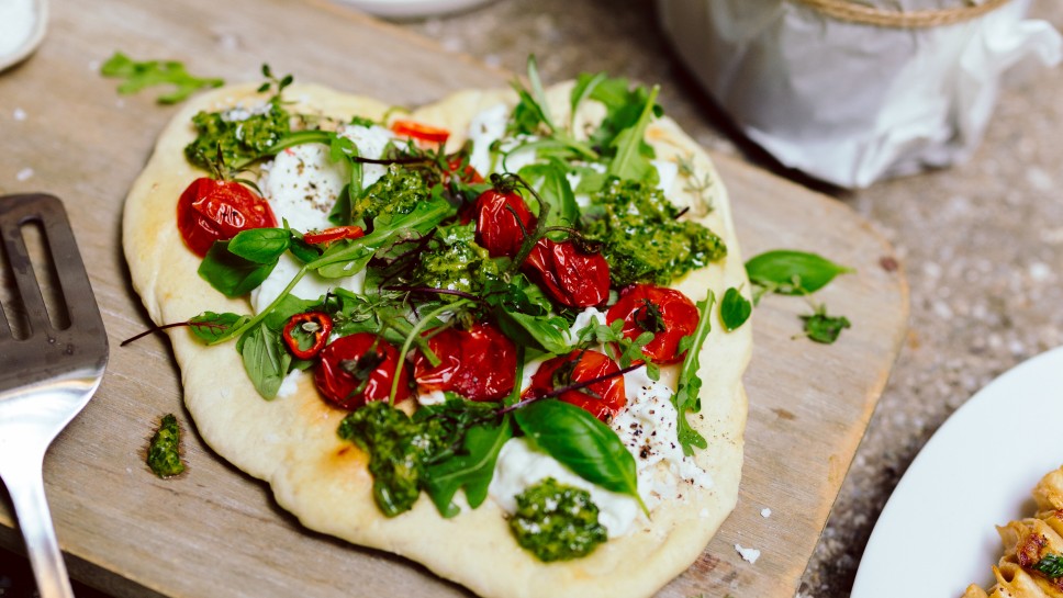 Grillpizza mit Büffelmozzarella, Kirschtomaten und Pesto