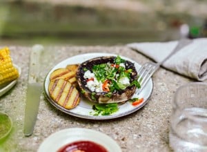 Portobello-Burger mit Feta und Kräuterdressing