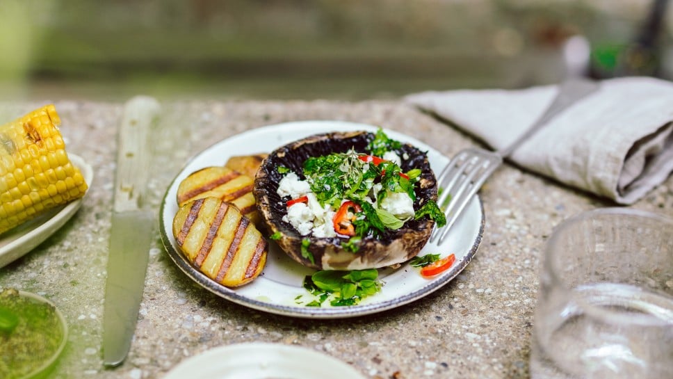 Portobello-Burger mit Feta und Kräuterdressing