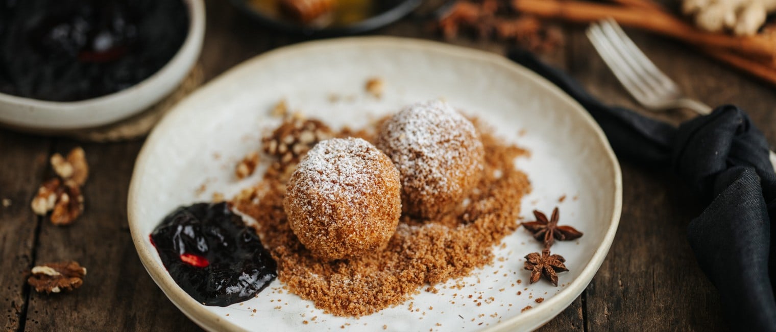 Flaumige Topfenknödel mit Gewürzbrösel
