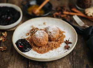 Flaumige Topfenknödel mit Gewürzbrösel