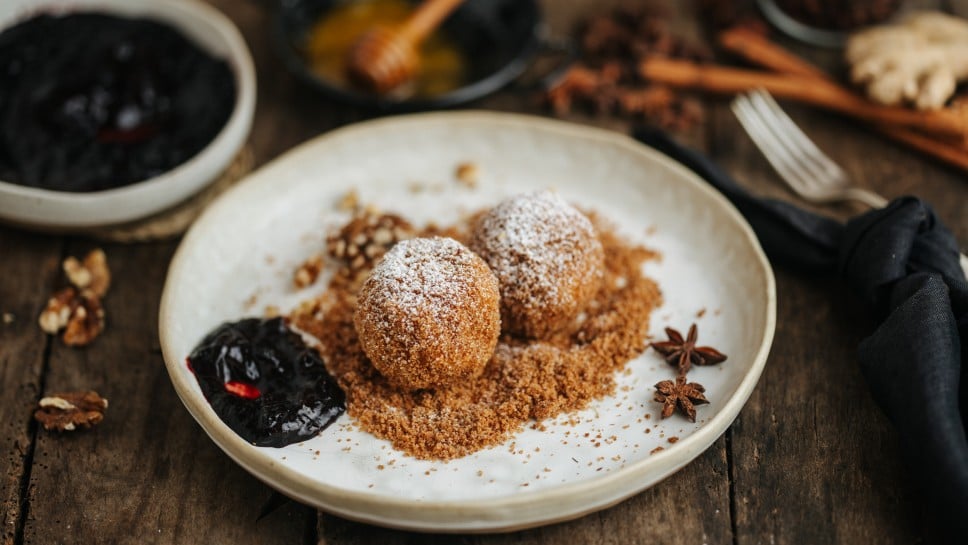 Flaumige Topfenknödel mit Gewürzbrösel