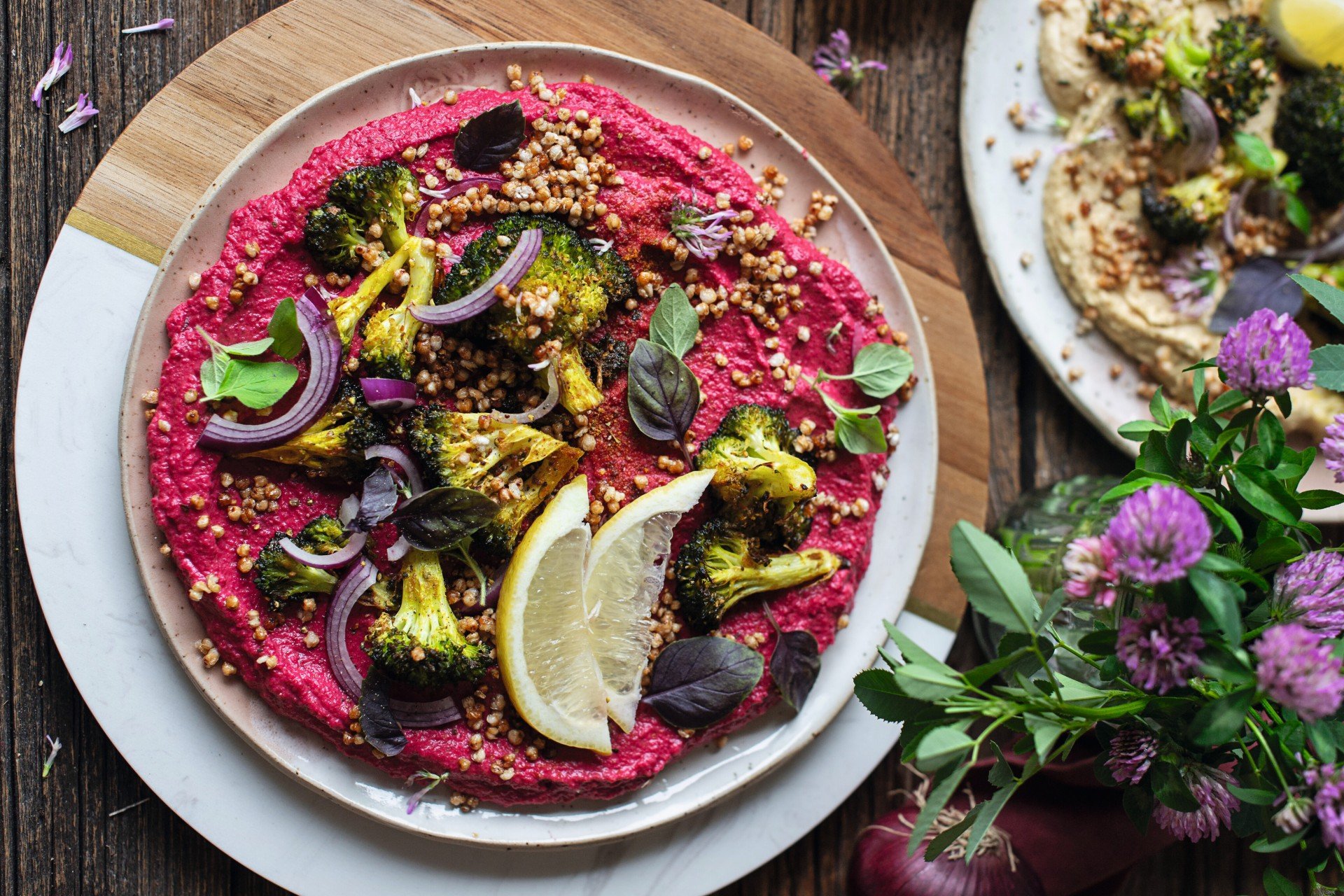 Buchweizenhummus-Zweierlei mit Ofenbrokkoli und Popcorn
