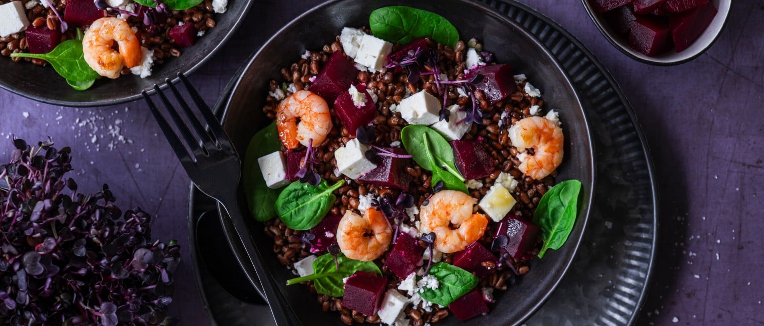 Purpur-Weizen Salat mit SPinat, Rote Rüben, Feta und Bio-Garnelen