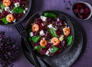 Purpur-Weizen Salat mit SPinat, Rote Rüben, Feta und Bio-Garnelen