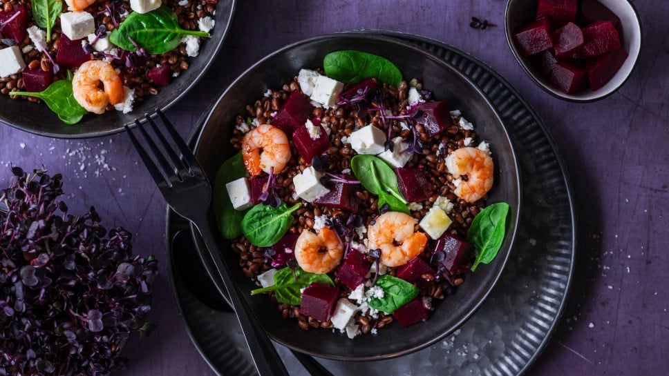 Purpur-Weizen Salat mit SPinat, Rote Rüben, Feta und Bio-Garnelen