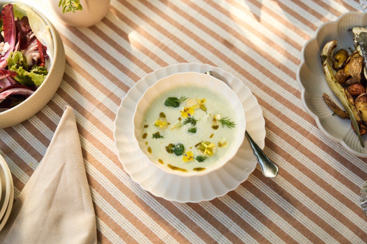 Gurken-Melonen-Kaltschale mit Melisse &amp; Dill