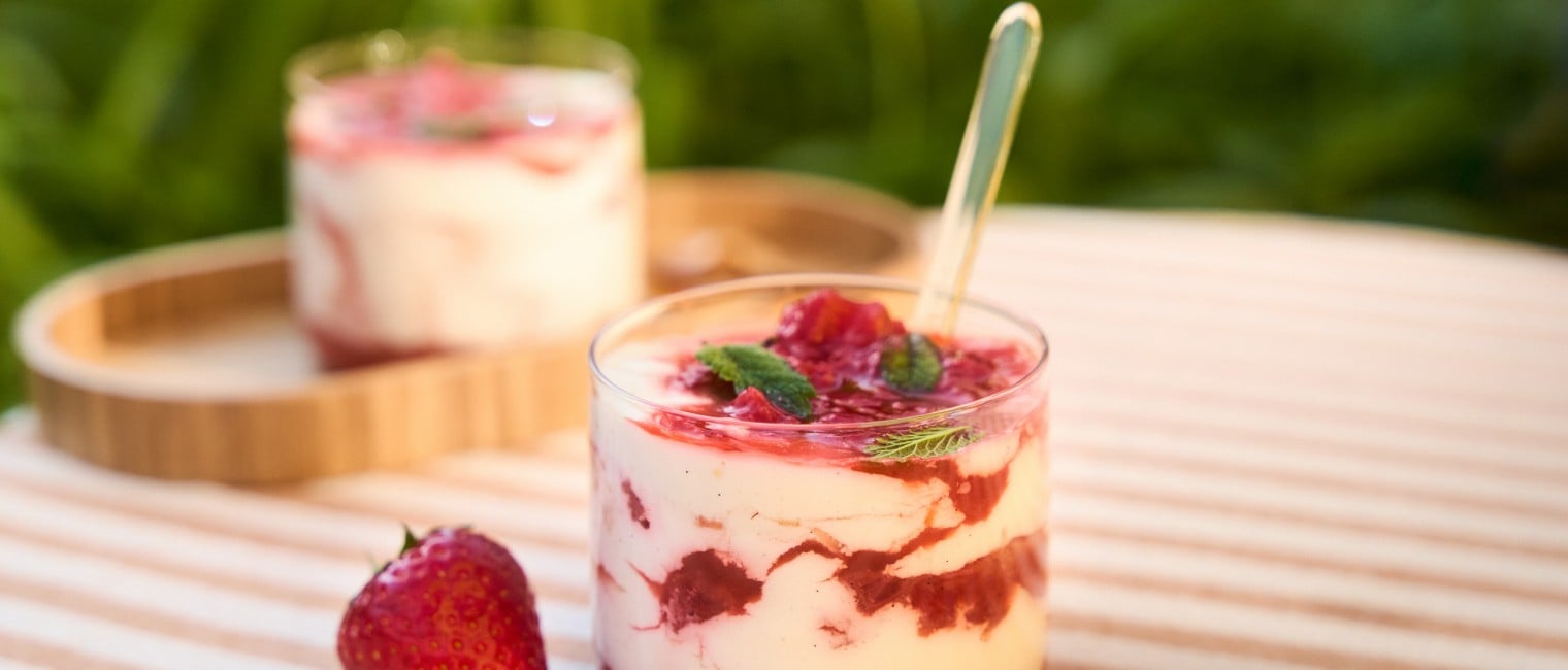 ERDBEER-RHABARBER-TOPFEN CREME – Schichtdessert im Glas