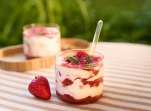 ERDBEER-RHABARBER-TOPFEN CREME – Schichtdessert im Glas
