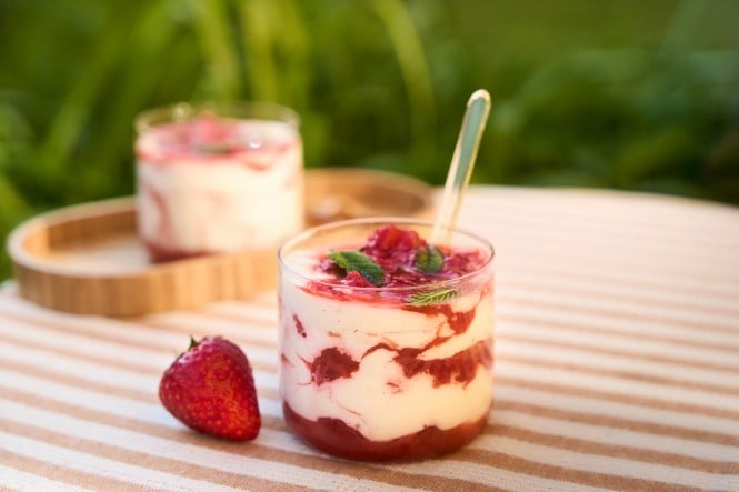 ERDBEER-RHABARBER-TOPFEN CREME – Schichtdessert im Glas