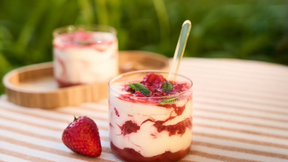 ERDBEER-RHABARBER-TOPFEN CREME – Schichtdessert im Glas