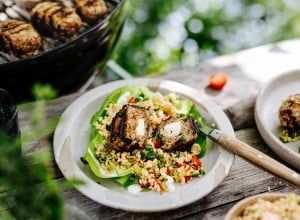 Bifteki vom Grill, mit Bulgur-Tomaten-Gurken Salat und Joghurtsauce 