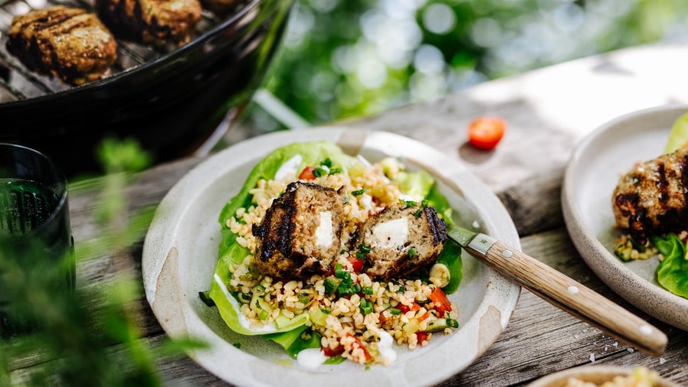 Bifteki vom Grill, mit Bulgur-Tomaten-Gurken Salat und Joghurtsauce 