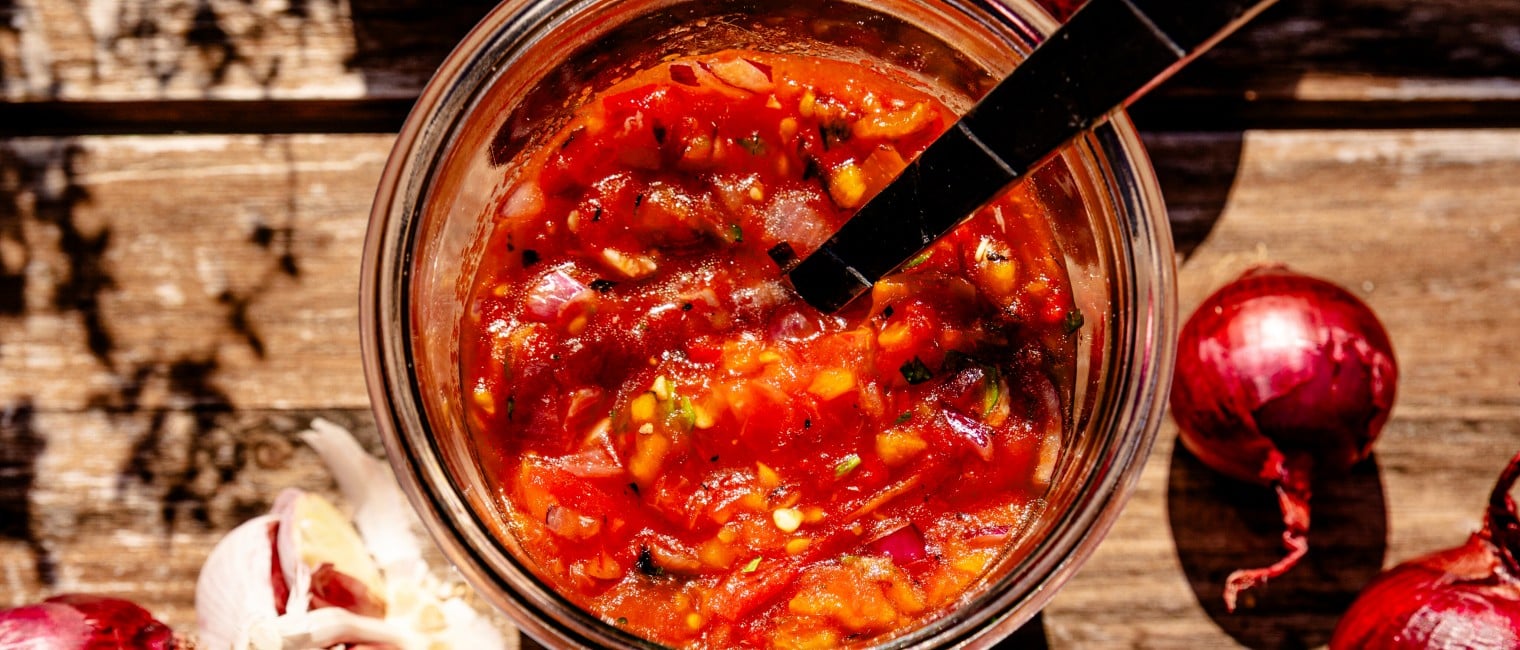 Salsa vom Grill mit roten Zwiebeln, Tomaten und Jalapeños