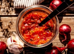 Salsa vom Grill mit roten Zwiebeln, Tomaten und Jalapeños