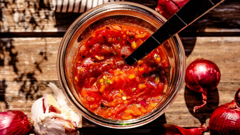 Salsa vom Grill mit roten Zwiebeln, Tomaten und Jalapeños