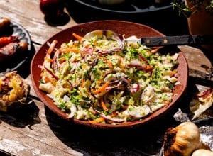 Rauchiger Krautsalat mit geröstetem Knoblauch