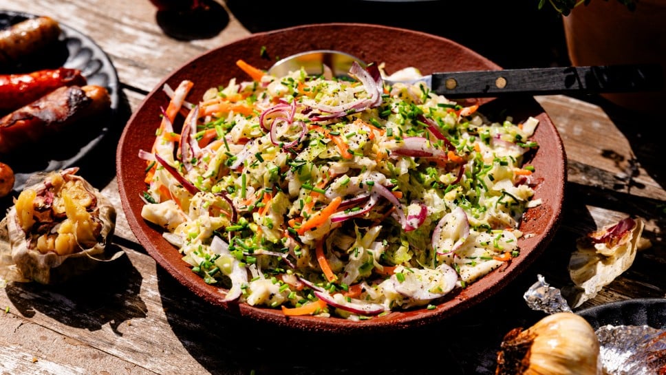 Rauchiger Krautsalat mit geröstetem Knoblauch