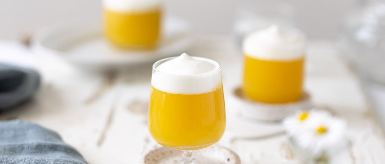 Tropischer Pudding mit Kokos-Schlagobers-Topping