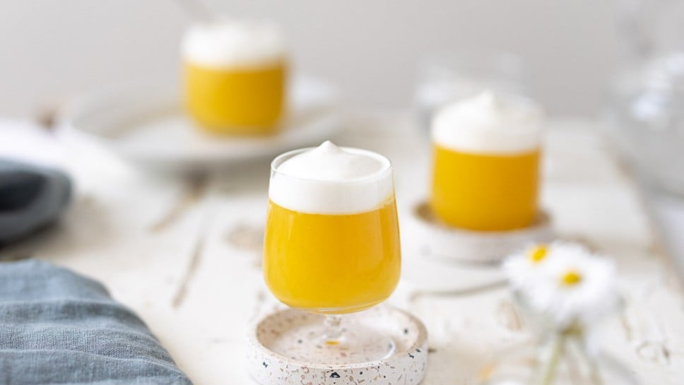 Tropischer Pudding mit Kokos-Schlagobers-Topping