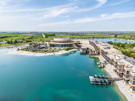 Außenansicht Hotel und See