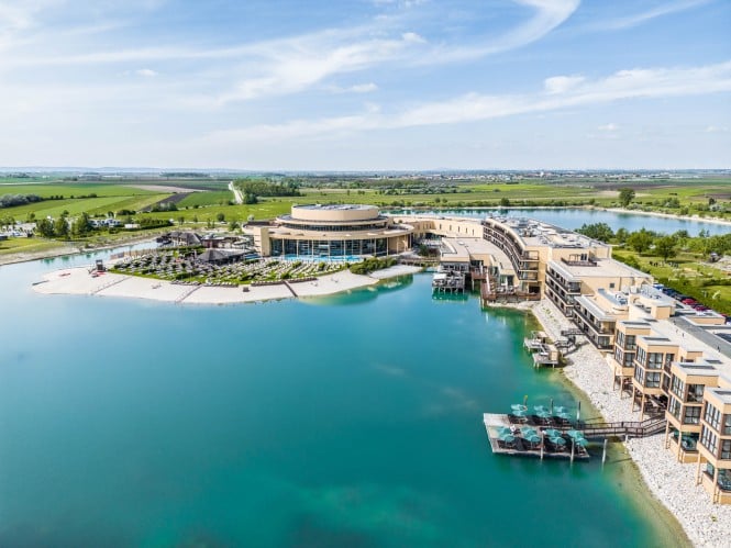 Außenansicht Hotel und See