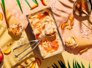 Nektarinen-Buttermilch-Eis mit Honig