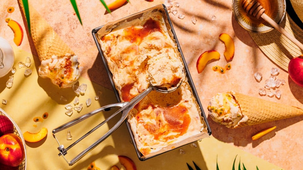 Nektarinen-Buttermilch-Eis mit Honig