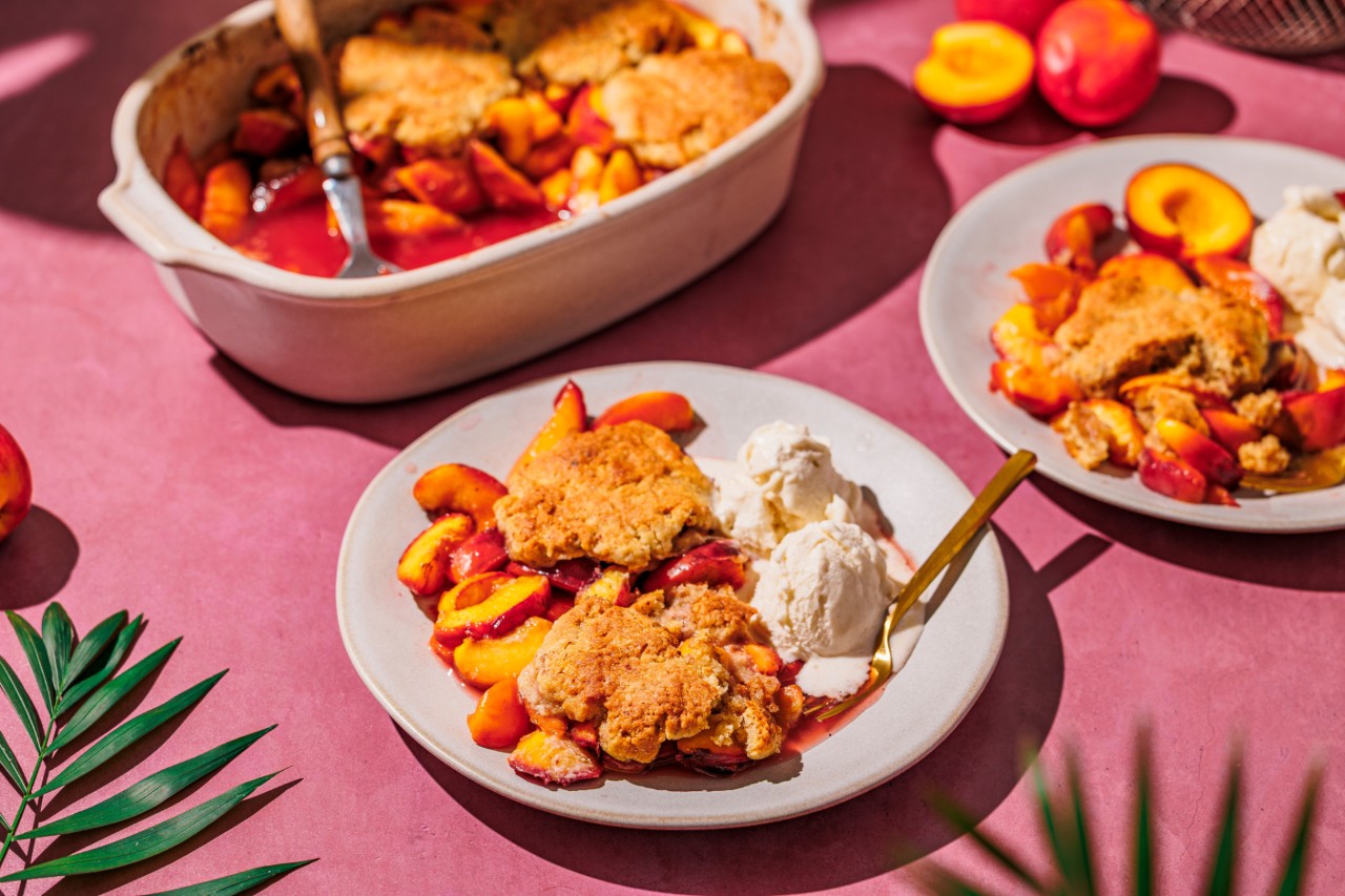 Nektarinen-Cobbler mit Vanilleeis Nektarinen-Cobbler mit Vanilleeis