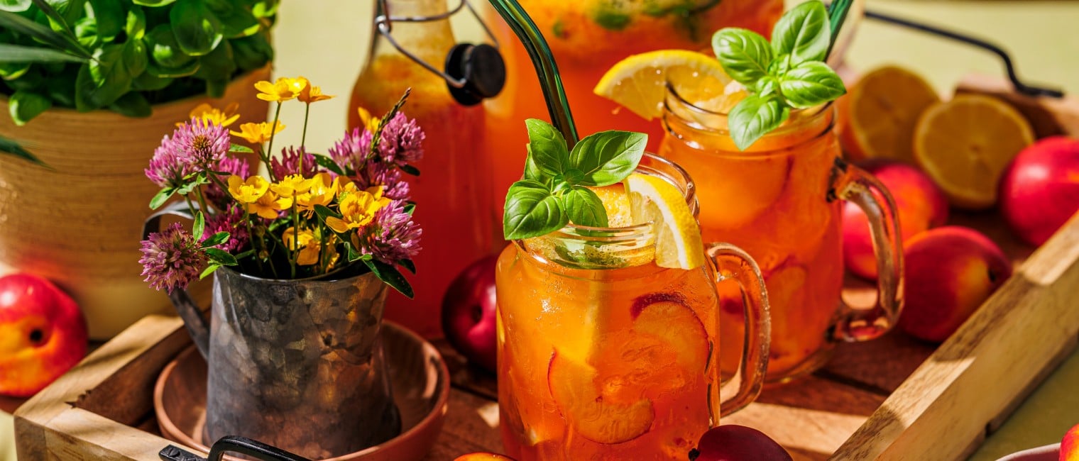 Nektarinen Limonade mit Basilikum