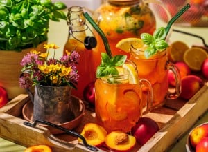 Nektarinen Limonade mit Basilikum