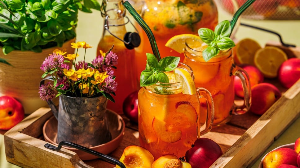 Nektarinen Limonade mit Basilikum