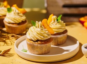 Nektarinen-Mohn-Cupcakes mit Frischkäse-Frosting