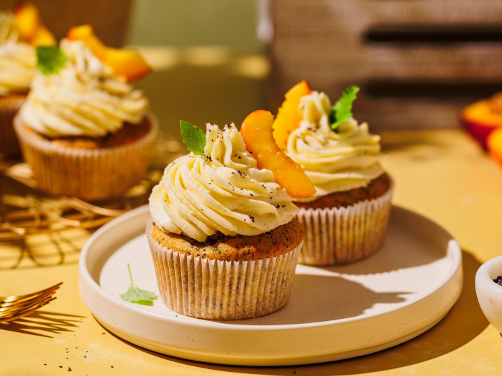 Nektarinen-Mohn-Cupcakes mit Frischkäse-Frosting