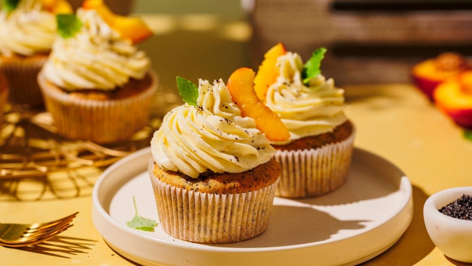 Nektarinen-Mohn-Cupcakes mit Frischkäse-Frosting
