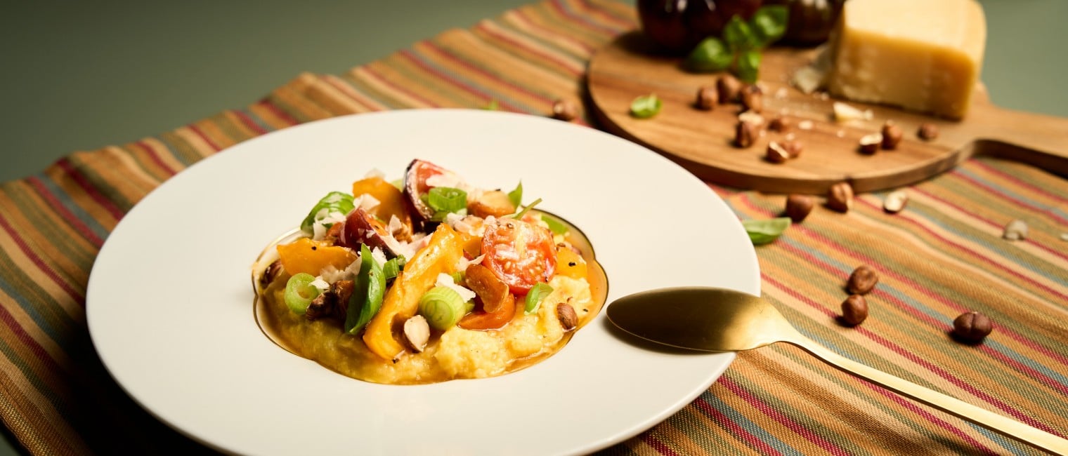Cremige Tomaten-Polenta mit karamellisiertem Knoblauch