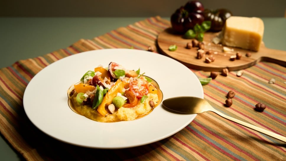 Cremige Tomaten-Polenta mit karamellisiertem Knoblauch