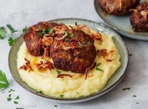 Fleischlaibchen mit Röstzwiebeln