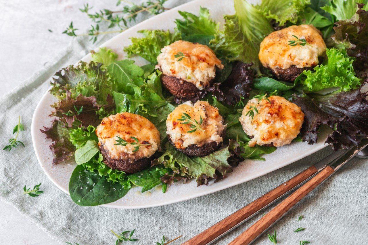Köstlich gefüllte Champignons aus der Heißluftfritteuse Köstlich gefüllte Champignons aus der Heißluftfritteuse