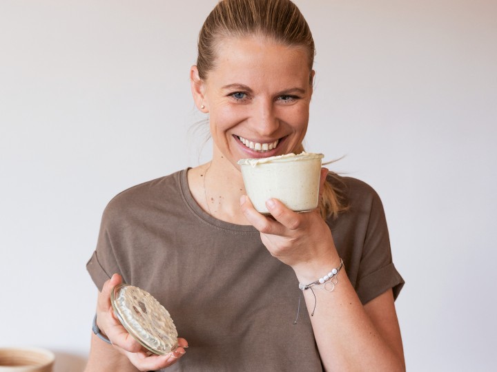 Portrait Christina Bauer mit Sauerteig