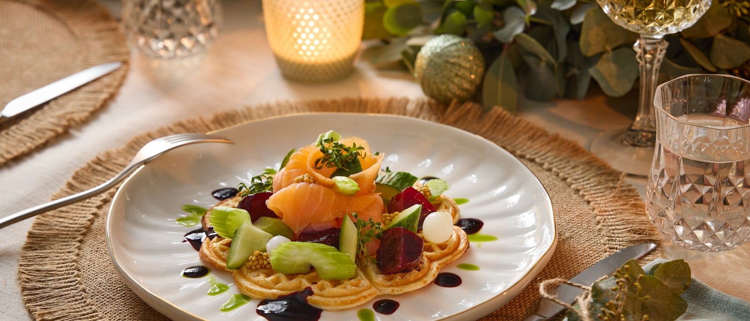 Sauerteig-Waffel | Geräucherter Lachs | Rote-Rüben-Balsam | Gurke | Dill