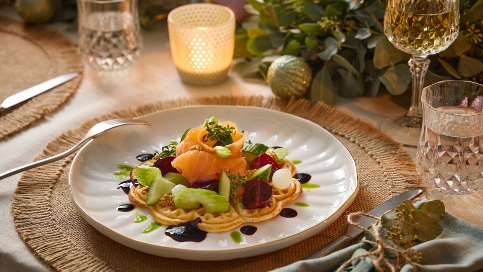Sauerteig-Waffel | Geräucherter Lachs | Rote-Rüben-Balsam | Gurke | Dill