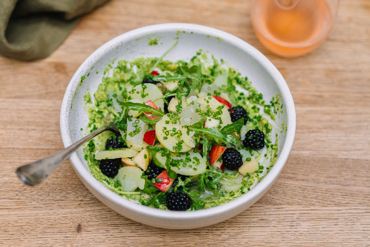 Lauwarmer Kartoffelsalat mit Brombeeren, Apfel &amp; Rucola