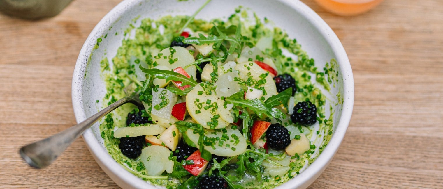 Lauwarmer Kartoffelsalat mit Brombeeren, Apfel & Rucola 