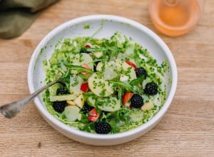 Lauwarmer Kartoffelsalat mit Brombeeren, Apfel & Rucola 