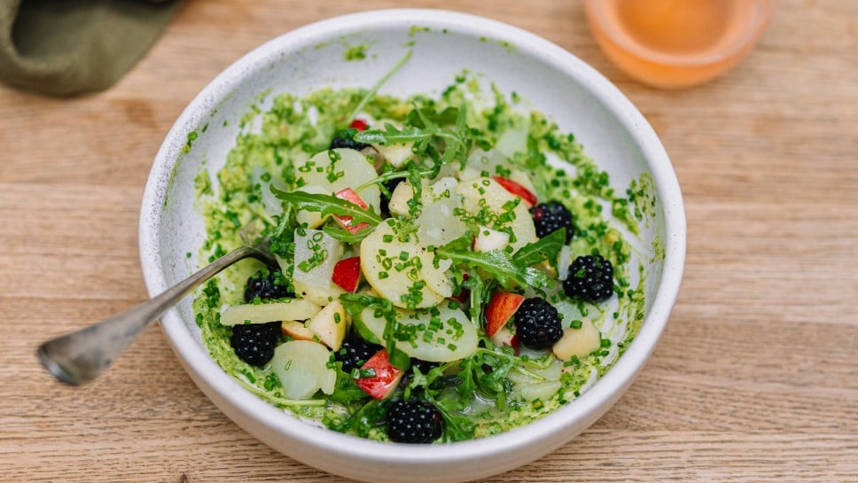 Lauwarmer Kartoffelsalat mit Brombeeren, Apfel & Rucola 