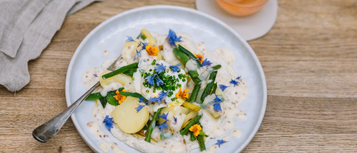 Warmer Kartoffel-Gemüsesalat mit Auberginencreme & Senf-Kräuter-Vinaigrette