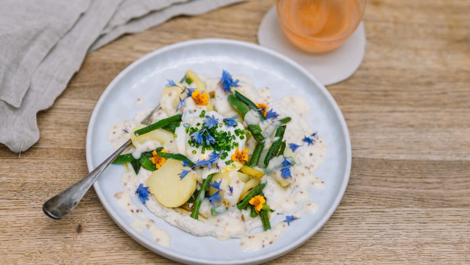 Warmer Kartoffel-Gemüsesalat mit Auberginencreme & Senf-Kräuter-Vinaigrette